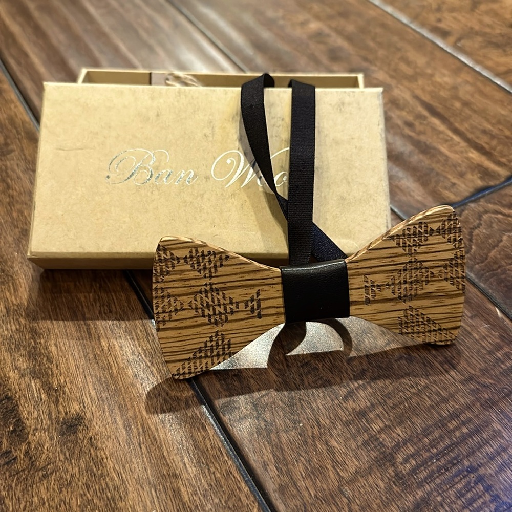NWT wooden patterned adjustable bow tie  with black strap by Ban wood